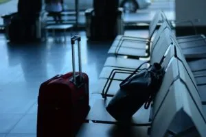 bagaż podręczny zostawiony na lotnisku